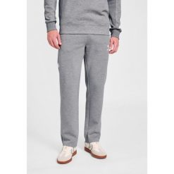 Spodnie dresowe Hummel Move 2.0. Szare krótkie spodenki sportowe męskie Hummel, bez wzorów, z dresówki, na fitness i siłownię. Za 287.00 zł.