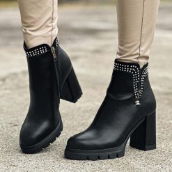 Czarne botki damskie na słupku Filippo Dbt4838/23. Czarne botki damskie Filippo, ze skóry, bez obcasa, na platformie, bez zapięcia. Za 269.99 zł.