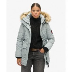 Parka z kapturem z futerka sztucznego Everest. Szare parki damskie Superdry., bez wzorów, eleganckie, z kapturem. W wyprzedaży za 541.95 zł.