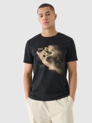 4F T-shirt regular z nadrukiem męski - czarny S. Czarne koszulki sportowe męskie 4f, m, bez wzorów, z bawełny, bez kołnierzyka, bez ramiączek. W wyprzedaży za 39.99 zł.