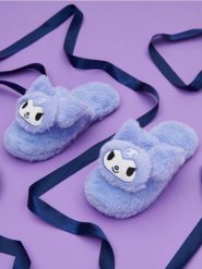 Kapcie Kuromi - fioletowy. Fioletowe kapcie damskie Sinsay, bez wzorów. W wyprzedaży za 33.99 zł.