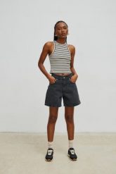 Szorty z szerokimi nogawkami w kolorze WASHED BLACK - TABOO-XS. Czarne szorty damskie Marsala, na lato, m, bez wzorów, z denimu. Za 299.90 zł.