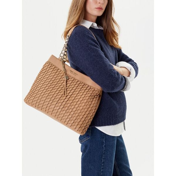 Torebka Nine West. Brązowe torebki do ręki damskie Nine West, bez wzorów, klasyczne, bez dodatków. Za 299.99 zł.