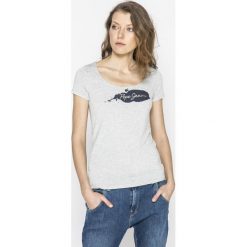 Pepe Jeans - Top Violeta. Szare topy damskie Pepe Jeans, z nadrukiem, z dzianiny, z okrągłym kołnierzem, z krótkim rękawem. W wyprzedaży za 99.90 zł.