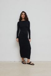 Sukienka z marszczeniami w kolorze TOTALLY BLACK - PIURA-M/L. Czarne sukienki damskie Marsala, na spotkanie biznesowe, l, bez wzorów, z elastanu, eleganckie, bez kołnierzyka, bez ramiączek, maxi. Za 429.90 zł.