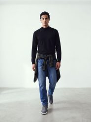 Sweter ze stójką - czarny. Czarne swetry przez głowę męskie Sinsay, l, bez wzorów, bez kołnierzyka. Za 49.99 zł.