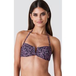 NA-KD Swimwear Góra bikini bandeau z detalem v - Multicolor. Bikini damskie marki NA-KD Swimwear. W wyprzedaży za 40.47 zł.