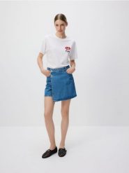T-shirt z aplikacją - biały. Białe t-shirty damskie Reserved, l, z aplikacjami, z bawełny, klasyczne, bez kołnierzyka. Za 69.99 zł.