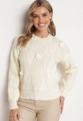 Jasnobeżowy Sweter z Bawełną Perłami i Kwiatami 3D Noraviela. Brązowe swetry damskie Born2be, bez wzorów, z bawełny, eleganckie, bez kołnierzyka, bez ramiączek, bez kaptura. Za 139.99 zł.