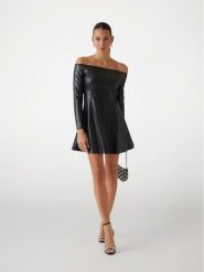 Guess Sukienka z imitacji skóry W5RK43 K8S30 Czarny Regular Fit. Czarne sukienki damskie Guess, s, z aplikacjami, ze skóry, bez kołnierzyka, bez ramiączek. Za 429.99 zł.