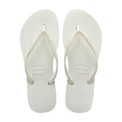 Klapki Havaianas Model 4000030 Kolor Biały. Białe klapki damskie Havaianas, bez wzorów, z gumy, bez obcasa. Za 134.10 zł.