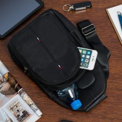 Czarna saszetka nerka przez ramię crossbody męska modna torba dwukomorowa skóra naturalna F01black. Czarne saszetki męskie bez wzorów, ze skóry, przez ramię. Za 109.90 zł.