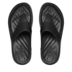Japonki Crocs. Czarne klapki damskie Crocs, bez wzorów, bez obcasa. Za 179.99 zł.