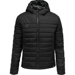 Kurtka męska pikowana z kapturem Hummel North Quilted Hood. Czarne kurtki męskie Hummel, m, bez wzorów, do piłki nożnej. W wyprzedaży za 263.50 zł.