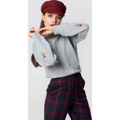 NA-KD Bluza z haftowanymi różami na rękawach - Grey. Bluzy damskie NA-KD. W wyprzedaży za 48.78 zł.