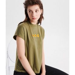 Koszulka z motywem - Khaki. T-shirty damskie Cropp. Za 29.99 zł.
