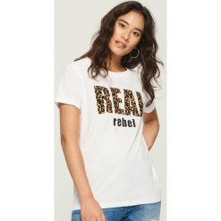 T-shirt z nadrukiem w panterkę - Biały. T-shirty damskie marki DOMYOS. W wyprzedaży za 14.99 zł.