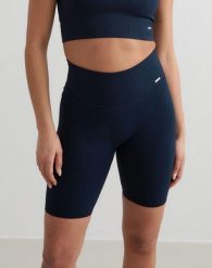 Damskie prążkowane bezszwowe szorty w kolorze granatowym. Niebieskie szorty sportowe damskie Aim'n, m, bez wzorów, prążkowane, z podwyższonym stanem, na fitness i siłownię. Za 171.00 zł.