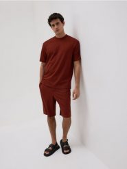 Strukturalny t-shirt comfort fit - brązowy. Brązowe t-shirty męskie Reserved, l, bez wzorów, z dzianiny, bez kołnierzyka. W wyprzedaży za 55.99 zł.