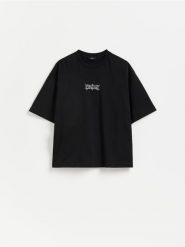 T-shirt boxy z nadrukiem - czarny. Czarne t-shirty męskie Reserved, l, bez wzorów, z bawełny, bez kołnierzyka. Za 79.99 zł.