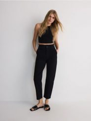 Spodnie culotte - czarny. Czarne spodnie materiałowe damskie Reserved, l, bez wzorów, z tkaniny. W wyprzedaży za 59.99 zł.