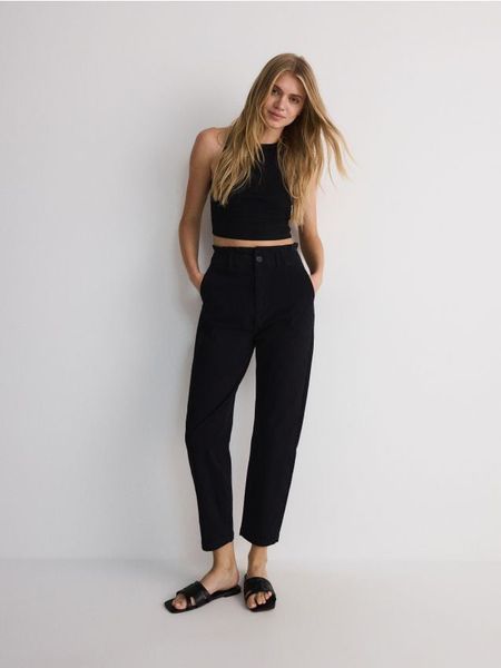 Spodnie culotte - czarny. Czarne spodnie materiałowe damskie Reserved, l, bez wzorów, z tkaniny. W wyprzedaży za 59.99 zł.