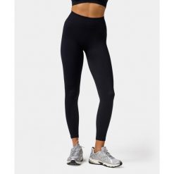 Legginsy bezszwowe push-up Carpatree Elite czarne. Czarne legginsy damskie Carpatree, m, bez wzorów, z elastanu, z podwyższonym stanem, na fitness i siłownię. W wyprzedaży za 169.99 zł.