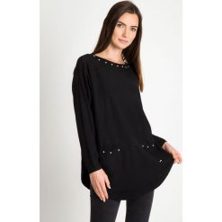 Czarny sweter z kieszeniami na przodzie QUIOSQUE. Czarne swetry damskie QUIOSQUE, z jeansu, z dekoltem na plecach. Za 159.99 zł.