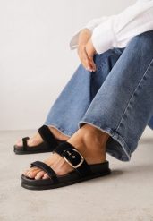 Czarne Klapki z Imitacji Zamszu na Płaskiej Podeszwie z Dużą Sprzączką Zabrina. Czarne klapki damskie Renee, bez wzorów, z jeansu, boho, bez obcasa, na płaskiej podeszwie. Za 69.99 zł.