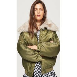 Krótka kurtka z futrzanym kołnierzem - Khaki. Kurtki damskie marki Cropp. W wyprzedaży za 39.99 zł.