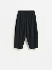 Spodnie barrel leg - czarny. Czarne spodnie materiałowe damskie Reserved, l, bez wzorów, z tkaniny. Za 149.99 zł.