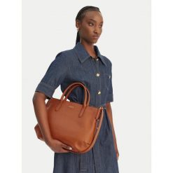 Torebka Coccinelle. Brązowe torebki do ręki damskie Coccinelle, bez wzorów, klasyczne, bez dodatków. Za 1,549.00 zł.