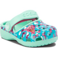 Klapki CROCS - Karin Novelty Clog K 205042 Mint. Sandały dziewczęce marki Crocs. W wyprzedaży za 139.00 zł.