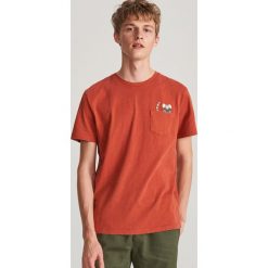 T-shirt z kieszenią - Khaki. Brązowe t-shirty damskie Reserved, l, bez wzorów, bez kołnierzyka. W wyprzedaży za 39.99 zł.