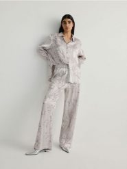 Satynowe spodnie z cekinowymi aplikacjami - beżowy. Brązowe spodnie materiałowe damskie Reserved, l, z aplikacjami, z satyny. W wyprzedaży za 79.99 zł.