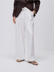 Szerokie spodnie z wiązaniem - biały. Białe spodnie materiałowe damskie Reserved, l, bez wzorów, z tkaniny. Za 149.99 zł.