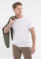 Bawełniana koszulka T-BASIC. Białe t-shirty męskie Volcano, m, bez wzorów, z bawełny, klasyczne, bez kołnierzyka. Za 54.99 zł.