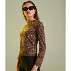 Bluzka w panterkę z napisem - Brązowy. Bluzki damskie Cropp. W wyprzedaży za 29.99 zł.