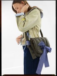 Pikowana torebka - brązowy. Brązowe torebki do ręki damskie Reserved, bez wzorów, z tkaniny, pikowane, bez dodatków. Za 199.99 zł.