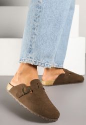Brązowe Klapki z Ozdobną Klamrą Kinasela. Brązowe klapki damskie Born2be, bez wzorów, eleganckie, bez obcasa, na płaskiej podeszwie. Za 74.99 zł.
