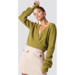 Trendyol Kopertowy sweter - Green. Zielone swetry damskie Trendyol, z dzianiny, z kopertowym dekoltem. Za 100.95 zł.