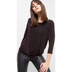 Koszulka z metaliczną nitką. T-shirty damskie marki Orsay. Za 59.99 zł.