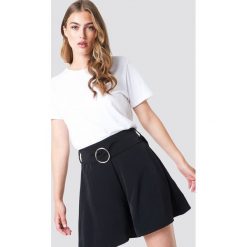 Trendyol Szorty z paskiem - Black. Czarne szorty damskie Trendyol, w paski. W wyprzedaży za 56.67 zł.