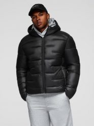 Pikowana kurtka męska puffer z kapturem – czarna V1. Czarne kurtki męskie Ombre Clothing, na zimę, m, z aplikacjami, z materiału, eleganckie, z kapturem. Za 459.99 zł.