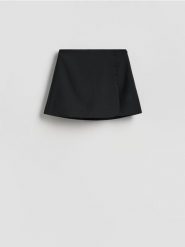 Spódnico-szorty z dodatkiem wiskozy - czarny. Czarne szorty damskie Reserved, l, bez wzorów, z tkaniny. Za 119.99 zł.