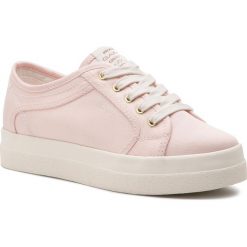 Sneakersy GANT - Aurora 18538434 Silver Pink G584. Czerwone półbuty damskie GANT, bez wzorów, z materiału, bez obcasa, na płaskiej podeszwie, bez zapięcia. W wyprzedaży za 209.00 zł.