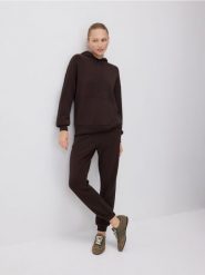 Dresowe spodnie z modalem - ciemnobrązowy. Brązowe spodnie dresowe damskie Reserved, l, bez wzorów, z dresówki. Za 119.99 zł.