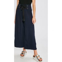 Answear - Spodnie Stripes Vibes. Szare spodnie materiałowe damskie ANSWEAR, z poliesteru. W wyprzedaży za 69.90 zł.