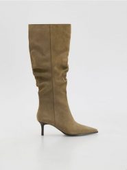 Zamszowe kozaki na obcasie - jasnoszary. Szare kozaki damskie Reserved, z zamszu, bez obcasa, na obcasie. Za 399.99 zł.