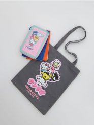 Materiałowa torba Hello Kitty & Friends - ciemnoszary. Szare torby i plecaki dziecięce Reserved, z bawełny. W wyprzedaży za 32.99 zł.
